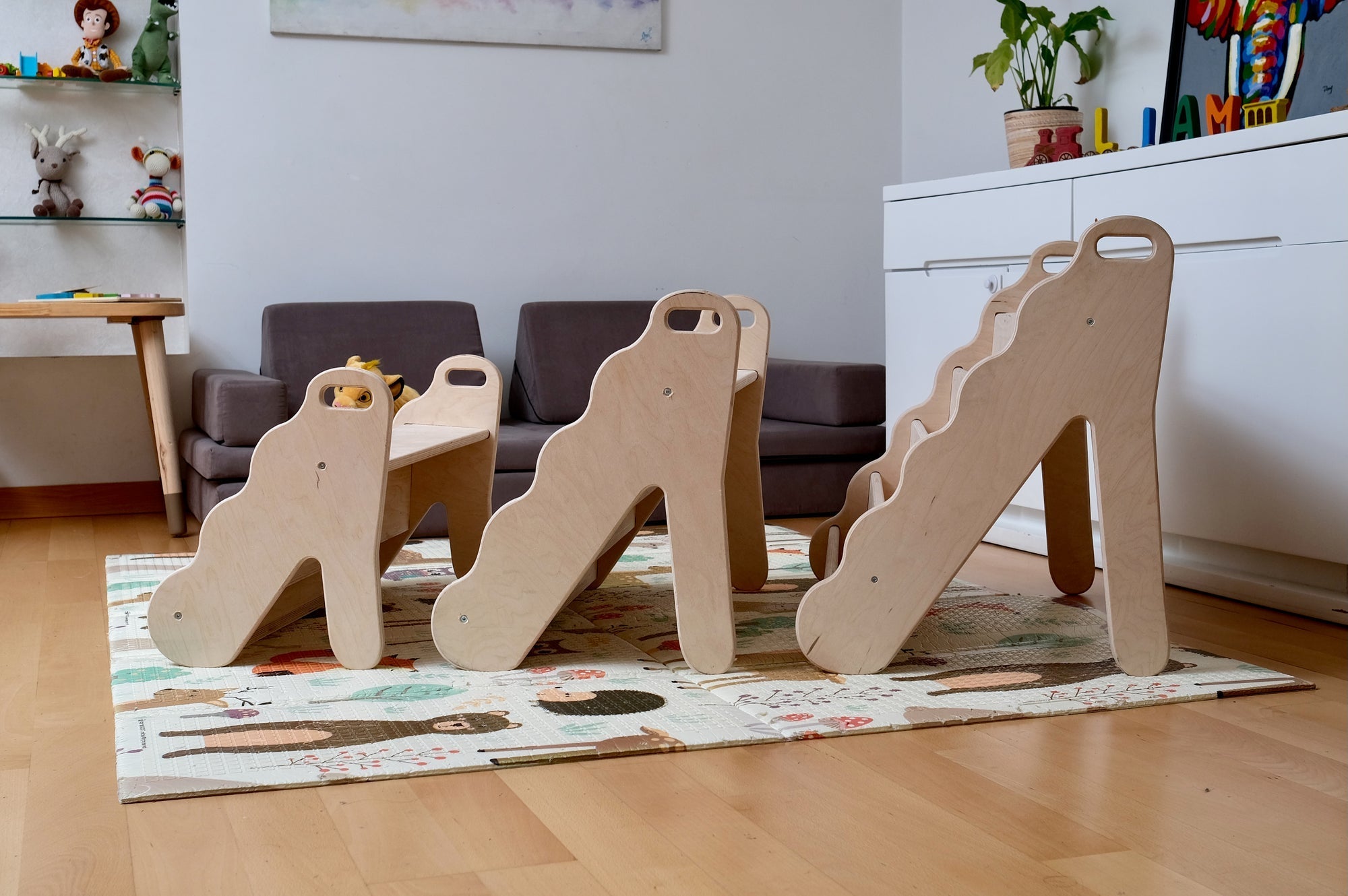 Bibliothèque Montessori en Bois avec Assise — Petit, Moyen ou Grand Format