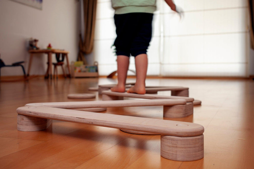 Poutre d'Équilibre Montessori avec Pierres de Gué — Set en Bois