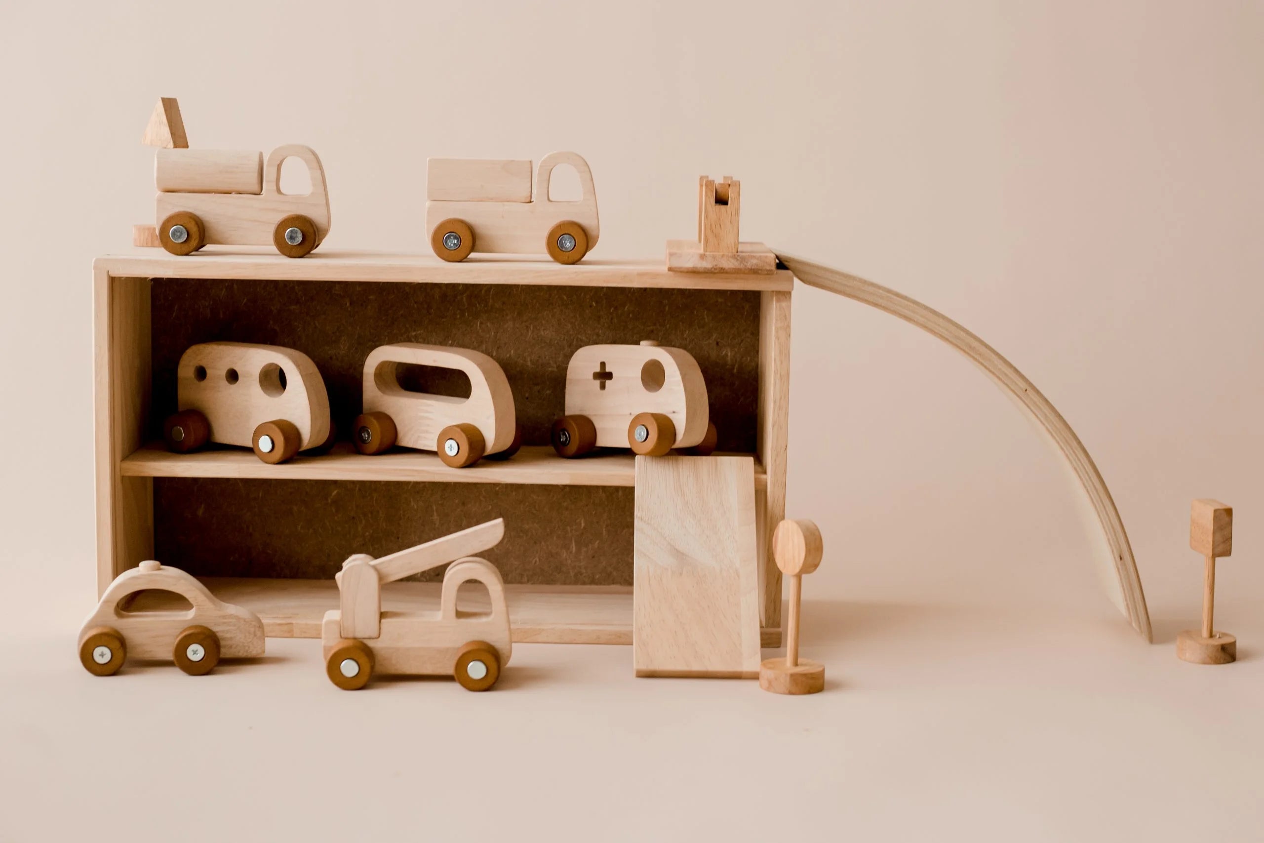 Set de Véhicules en Bois avec Circuit — Jeu d'Imagination Montessori