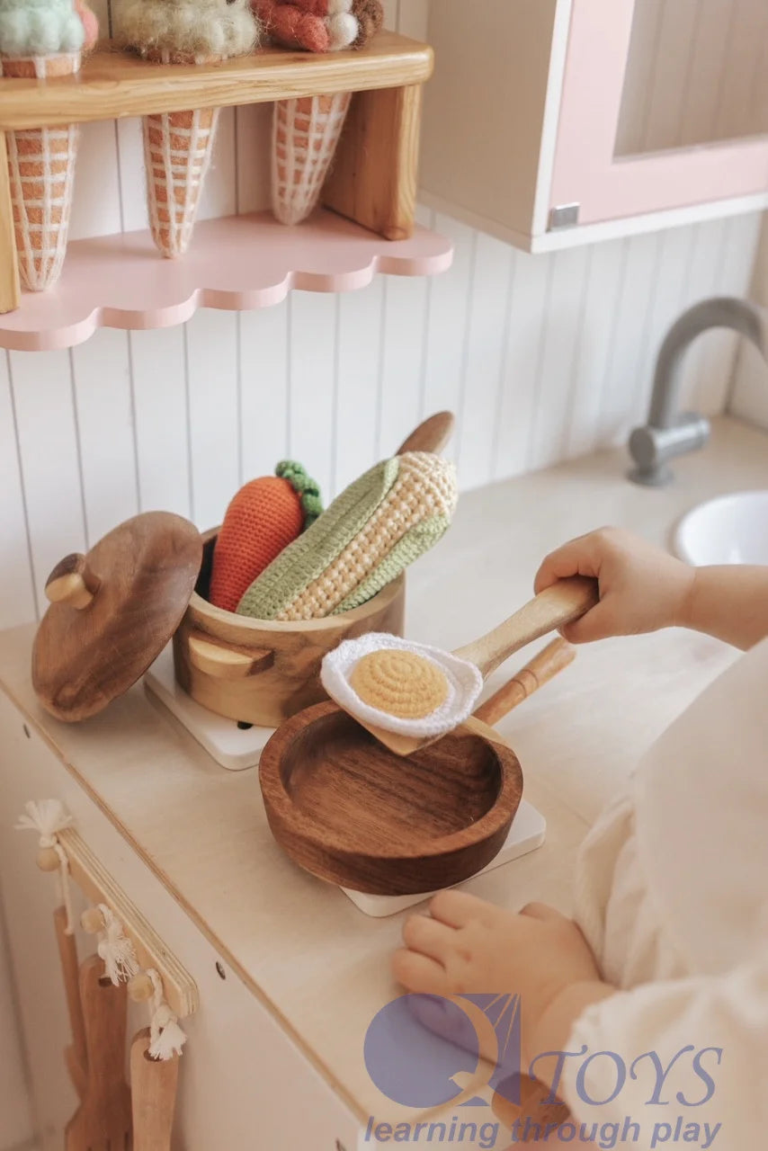 Set de Casseroles et Poêle en Bois d'Acajou — Dinette Montessori