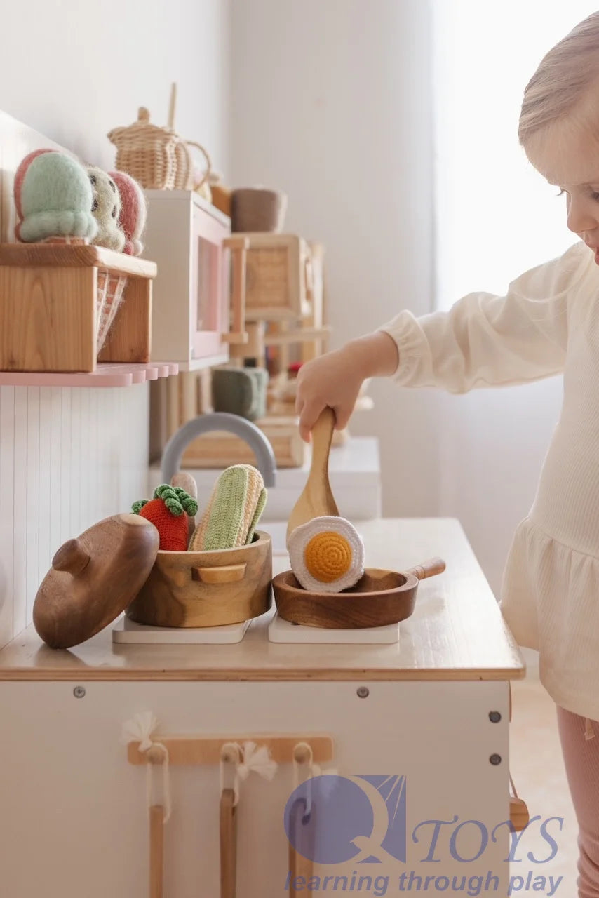 Set de Casseroles et Poêle en Bois d'Acajou — Dinette Montessori