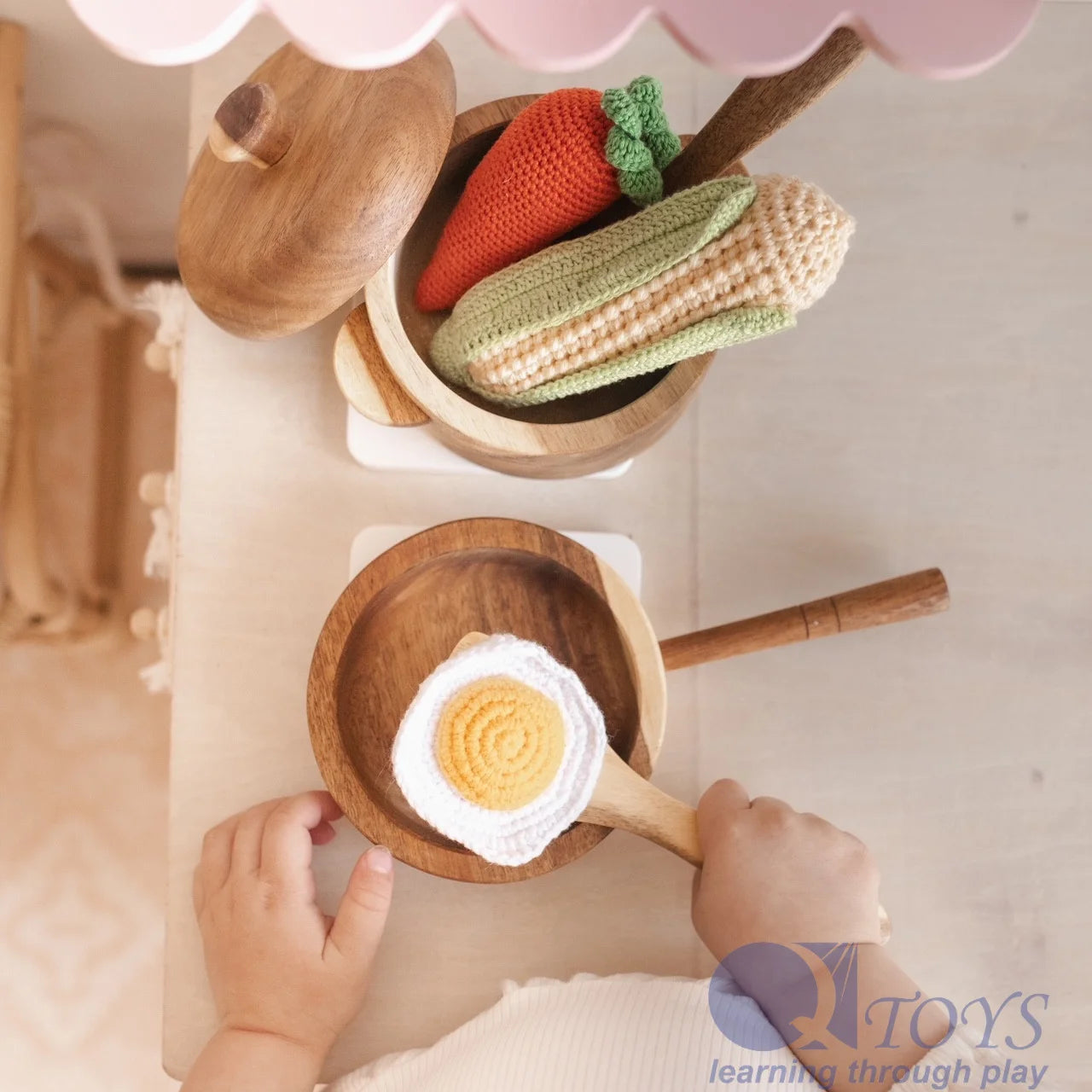 Set de Casseroles et Poêle en Bois d'Acajou — Dinette Montessori