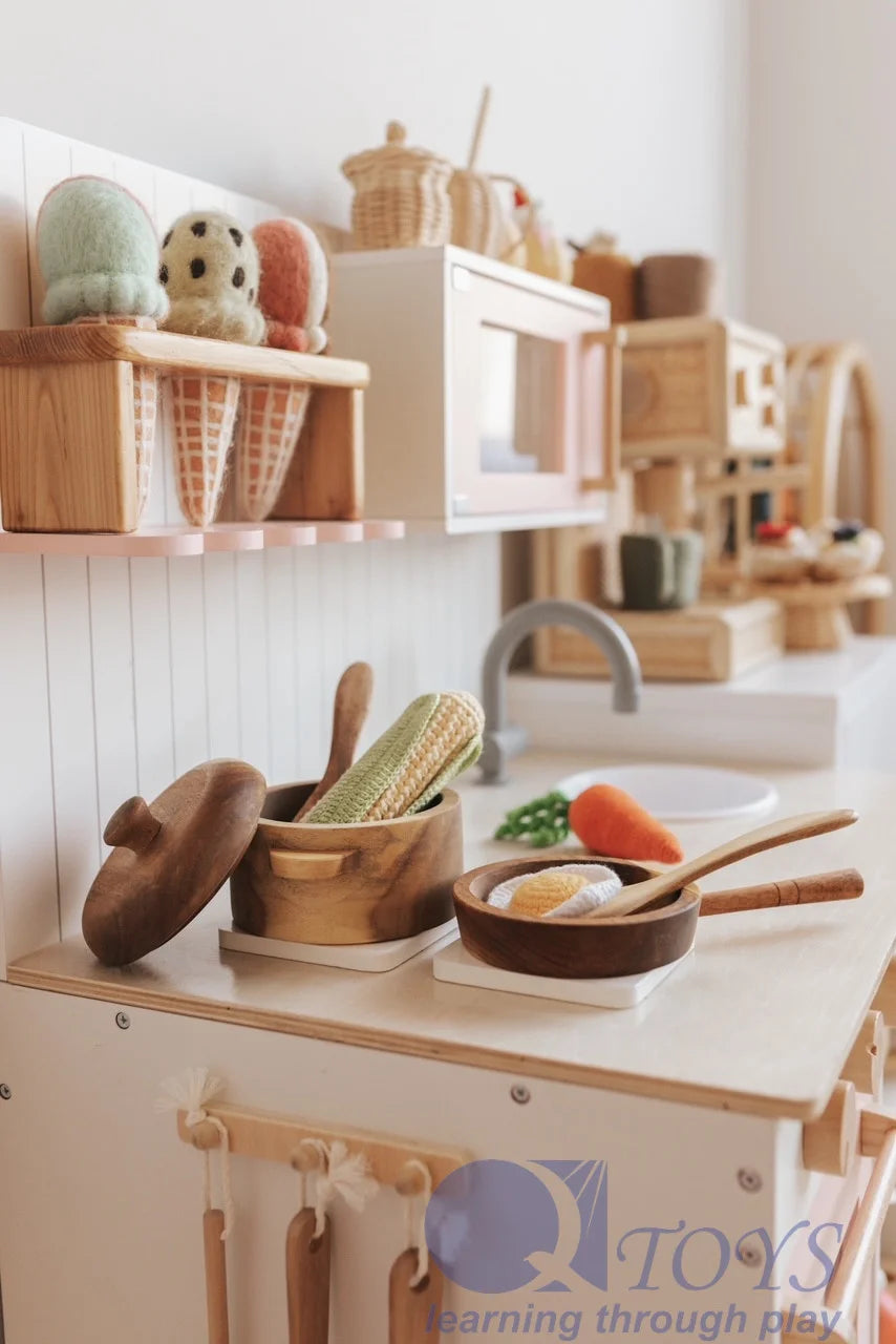 Set de Casseroles et Poêle en Bois d'Acajou — Dinette Montessori