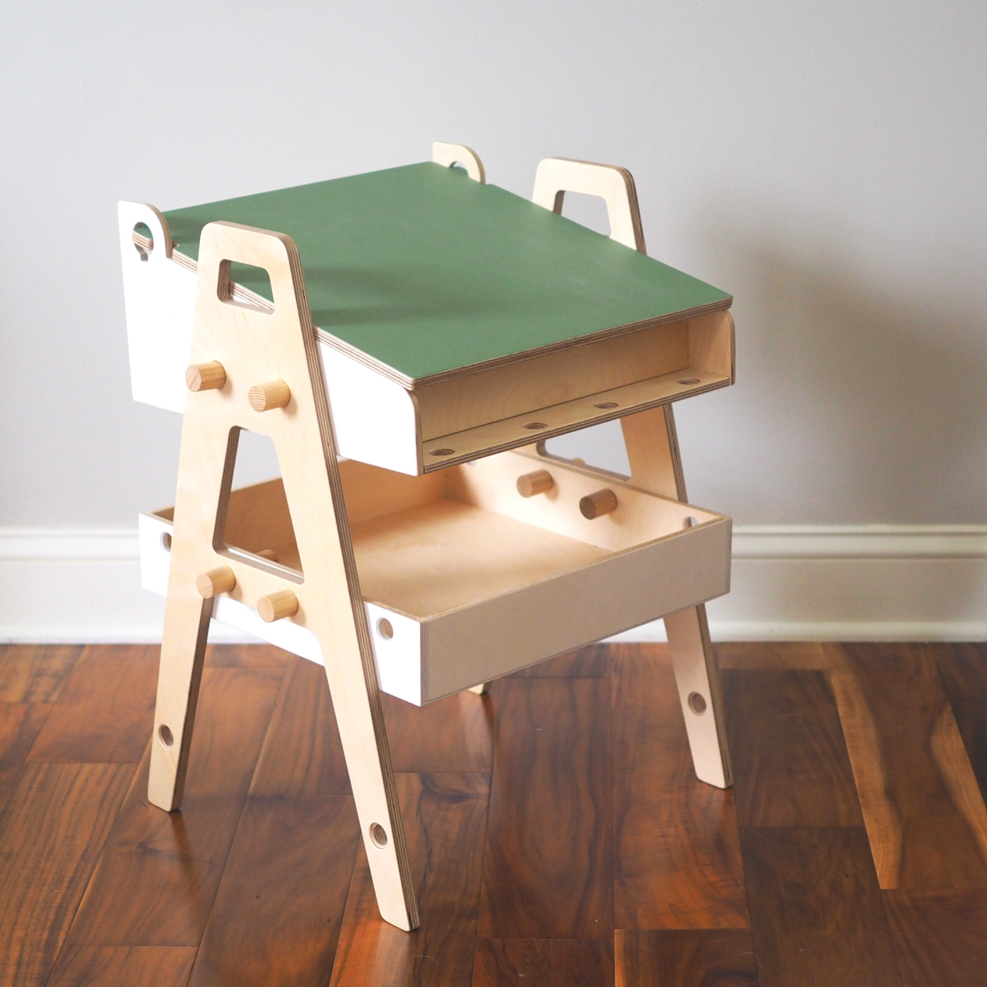 Table d'Art Montessori avec Tableau Noir — Bureau Créatif en Bois