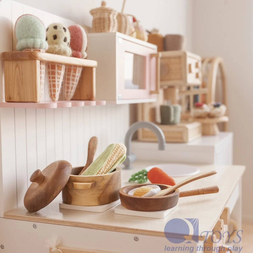 Set de Casseroles et Poêle en Bois d'Acajou — Dinette Montessori