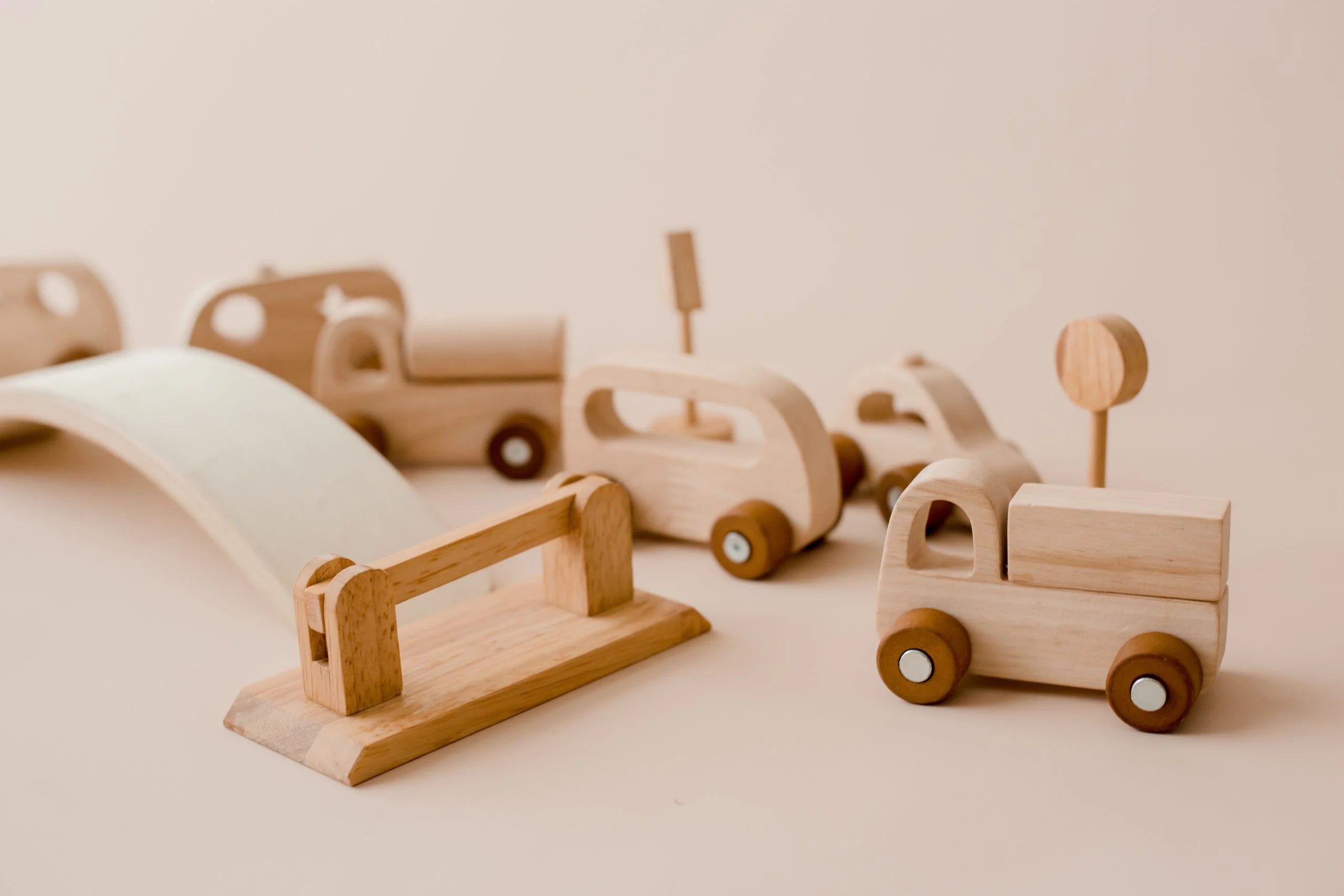 Set de Véhicules en Bois avec Circuit — Jeu d'Imagination Montessori