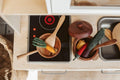 Set de Casseroles et Poêle en Bois d'Acajou — Dinette Montessori